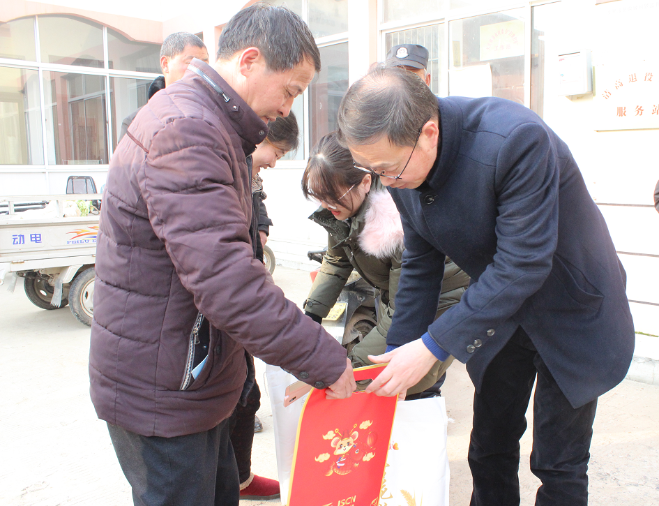 走访中,侯春静一行给老党员和结对帮扶户们送去了食用油,面,年货礼包